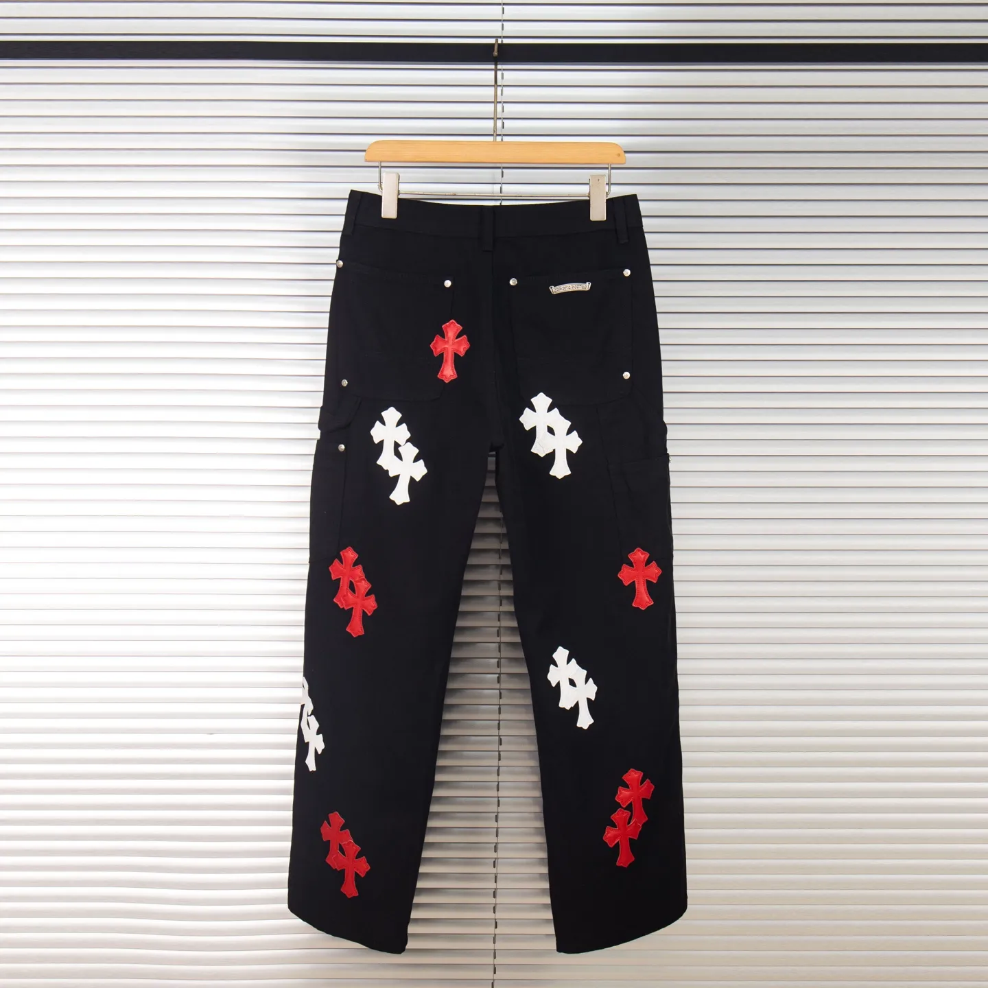 P260 Chrome Hearts Black Timber Pants Red Leather and White Leather Elements Washed Jeans True to restore the ultimate vintage texture Three-dimensional version Loose and comfortable, not picky about body shape Makes you look taller and slimmer Factory Seiko Original factory quality control Same style for men and women Can be matched with couples Versatile recommendation Necessary jeans for all seasons Hipsters have been disappointed From the quality selection of fabrics, the tailoring of details, and the matching of patterns are impeccable! The upper body is so handsome when worn...it can be easily worn by men, women and children! The craftsmanship is made of heavy-duty washed pure cotton denim fabric. After washing, it is soft and thick. It is very stylish when worn on the body. Style number: 1773# Color: black Size: 28 30 32 34 36